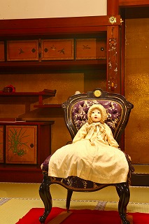大聖寺 書院内部 洋装の御所人形