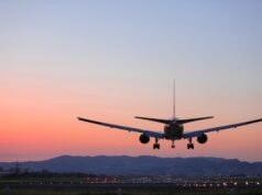 燃油サーチャージ、欧米往復15万円も。原油高騰で史上最高値へ 飛行機イメージ