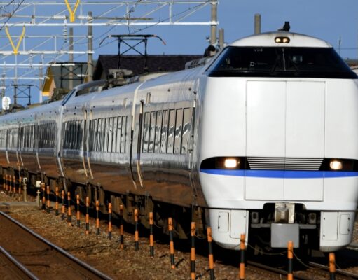 北陸新幹線新大阪延伸「在来線活用」の意味。「維新8案」を検証する【3】 683系サンダーバード
