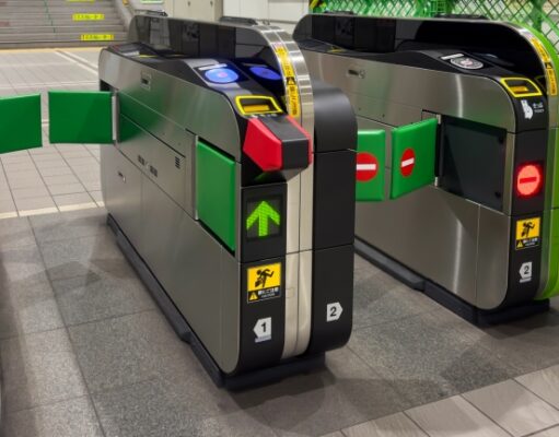 JR東日本、近距離きっぷを3倍に大型化。QRコード対応、27年春から導入 駅の改札口