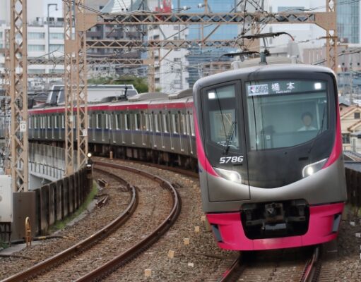 京王ライナーに「立席」導入へ。座席指定は平日500円、車内購入は1,000円に 京王ライナー
